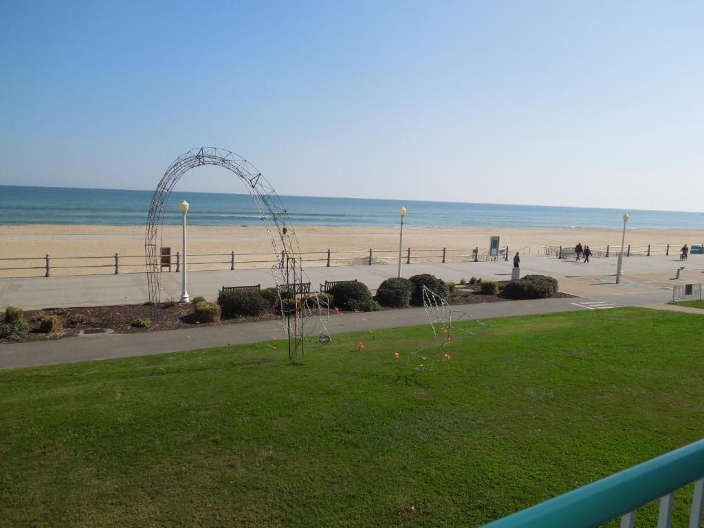 Baymont By Wyndham Virginia Beach Oceanfront Hotel Exterior photo